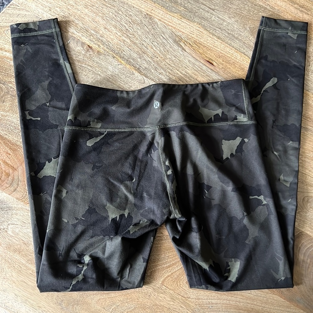 Luluemon Camo Leggings, Size M, GUC
